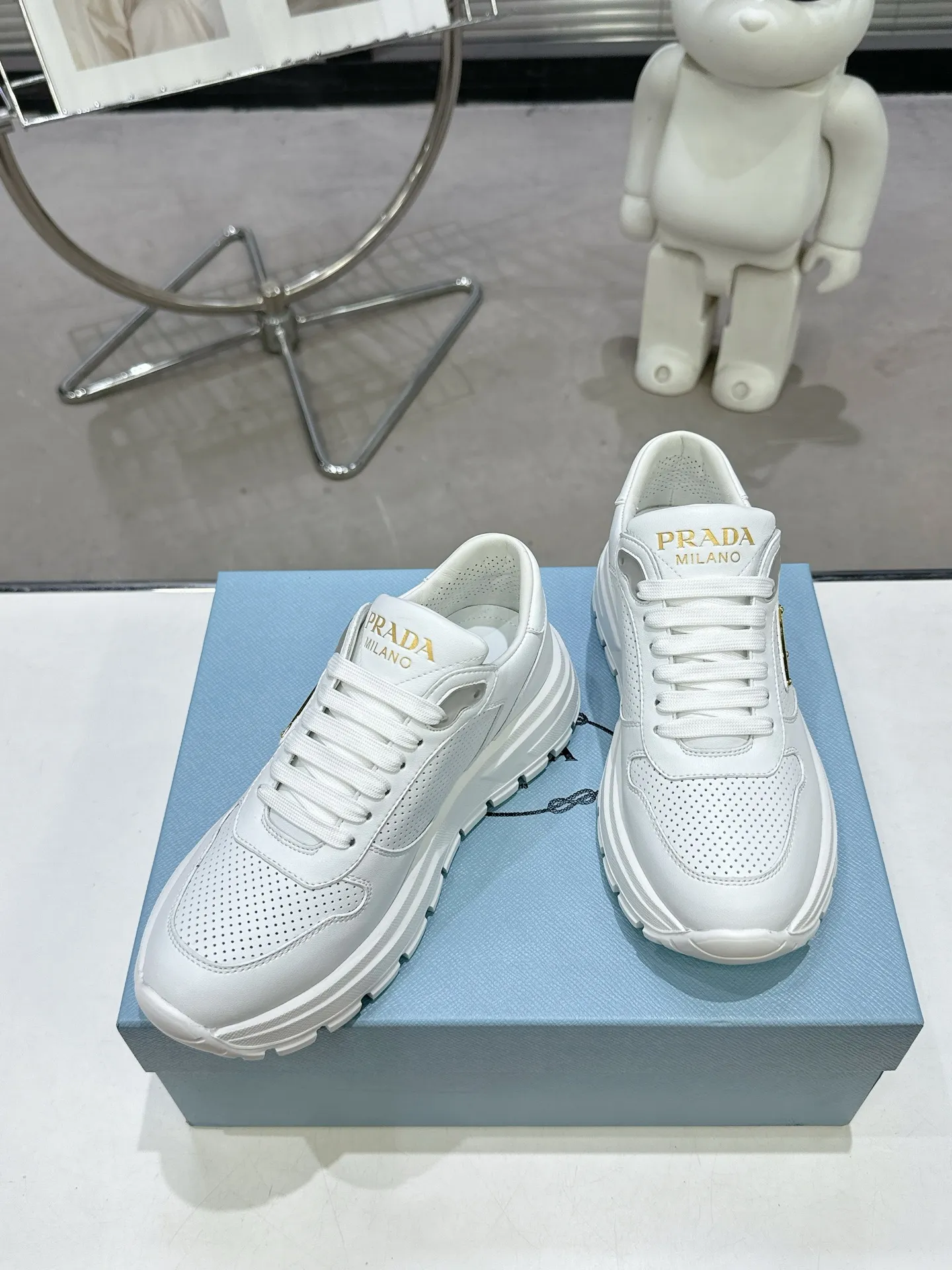 👟👟Ex-factory price 600👟👟 PRADA ²⁰²5𝐬𝐬Prada’s new product comes with strength! ❣️Many Internet celebrities have the same style, fashionable and versatile nice items, original shoes are developed and purchased from Italian counters, and are reproduced 1:1 according to the original taste. This year’s theme is not to be defined, embodying texture through simplicity💛From thick-soled sneakers to zigzag short boots to 2024 flat shoes, everything reveals a sure-fire momentum...combining gentleness and handsomeness, the finishing touch for women❤️ The top-grade open-edge beaded cowhide with imported cowhide triangle logo is consistent with the original version, the wear-resistant and ultra-light two-color outsole, and the sheepskin lining are breathable and comfortable. ⚛Size: Women's 35-40 ⚛Size: Men's 39-45 Original packaging accessories. ⚛